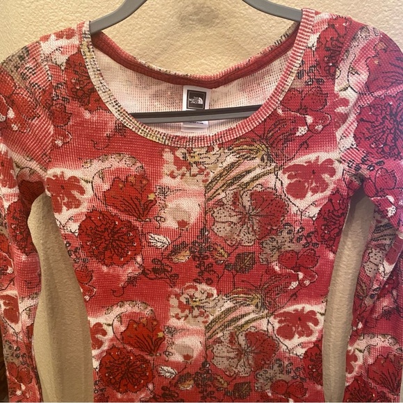 THE NORTH FACE Red Floral Thermal Long Sleeve Top Size XS - Picture 3 of 7